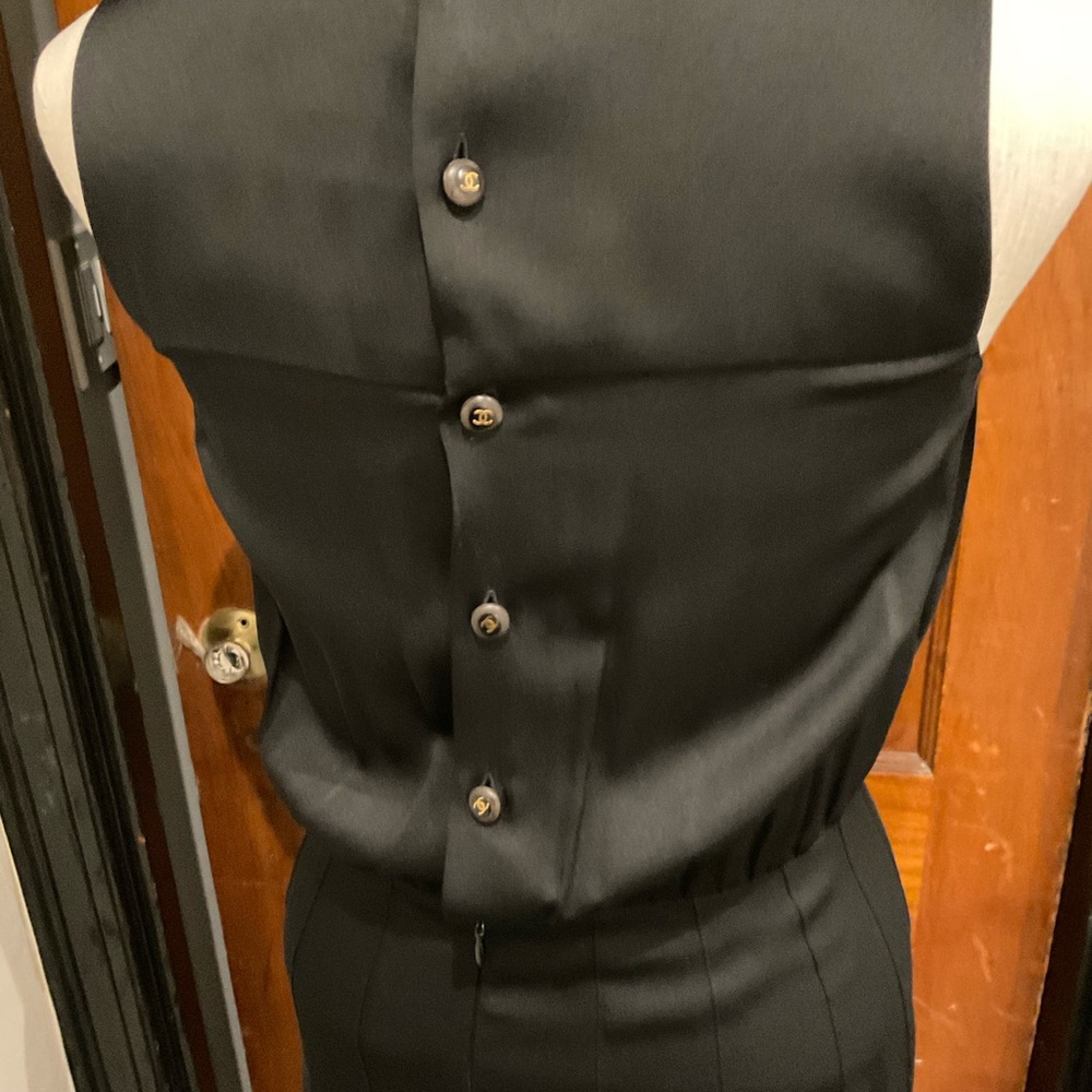 BLACK CHANEL SILK PLEATED MIDI DRESS WITH CHANEL BUTTONS DOWN THE BACK LBD SZ 8 - Picture 7 of 9